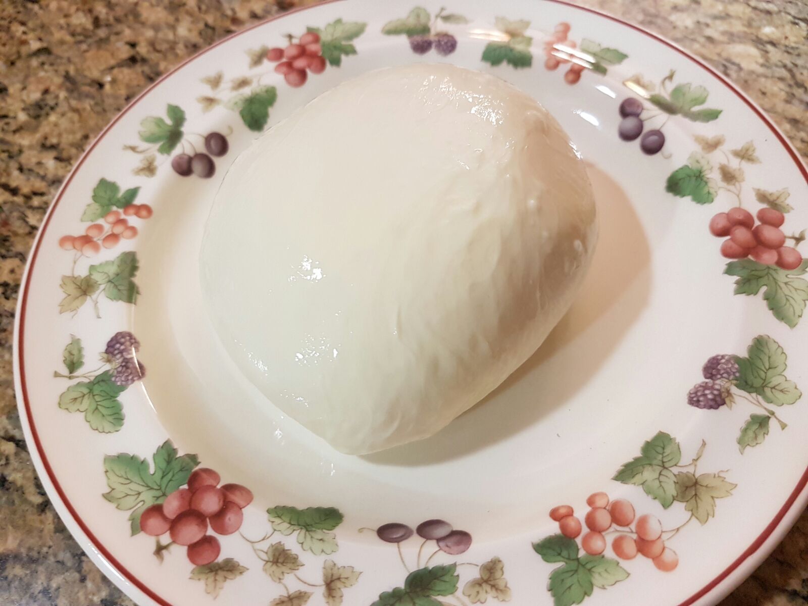 Mozzarella casera de pasta hilada recién elaborada